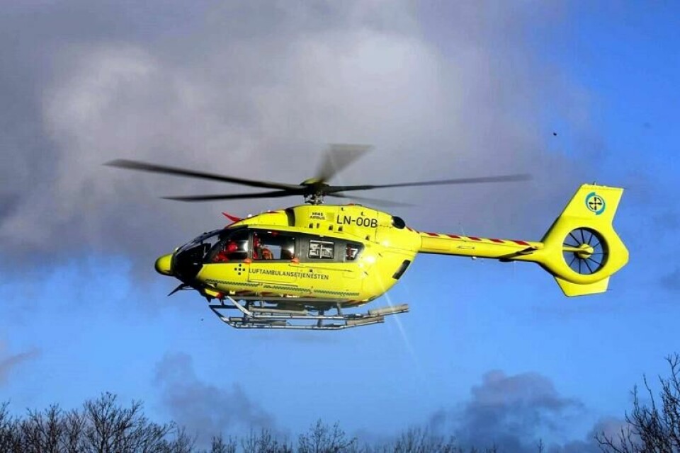 Leknes 20241113. En mann har fått en maskin over seg på Leknes i Alver kommune utenfor Bergen. Han fraktes til Haukeland universitetssjukehus i ambulansehelikopter.
