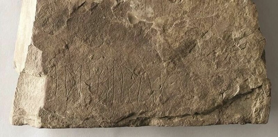 Nærbilde av runesteinsbiten som kalles Hole 2 og ble funnet i en grav. Navnet Idebergu står nede til venstre.(Illustrasjon: Solheim et al/Antiquity 2025)