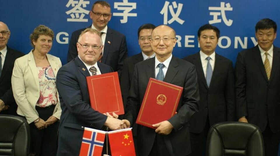 LAKSEBOOM: I mai undertegnet fiskeriminiser Per Sandberg en lakseavtale i Beijing. Nå letter kinserne på tollen. Glemt er fredsprisvinnere og Tibet.