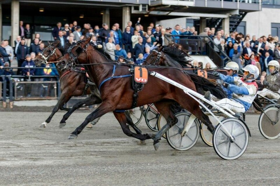 Lars Anvar Kolle (nærmest) sørget for to sterke V75-seirer i runden på Sørlandet lørdag.