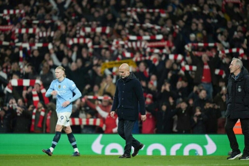 Manchester Citys manager Pep Guardiola (i midten) og Erling Braut Haaland etter kampen mot Arsenal i februar.