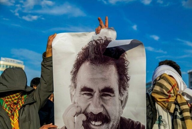 Ungdommer holder en plakat med et bilde av PKK-leder Abdullah Öcalan i februar.