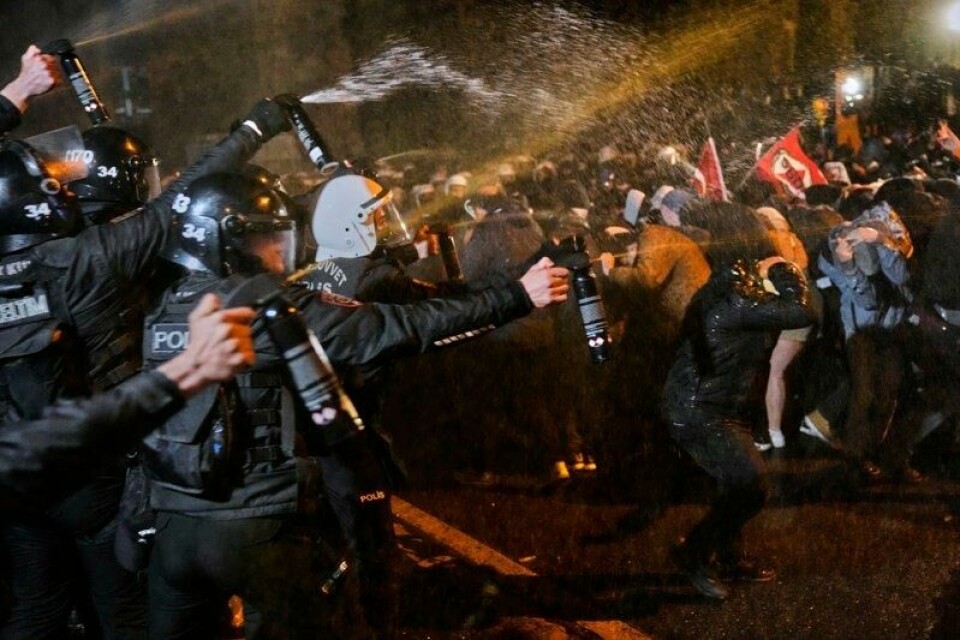 Politibetjenter bruker pepperspray mot demonstranter i Istanbul. Flere journalister som har dekket massedemonstrasjonene i landet, har blitt pågrepet. En av dem ble løslatt torsdag, ifølge advokaten hans.