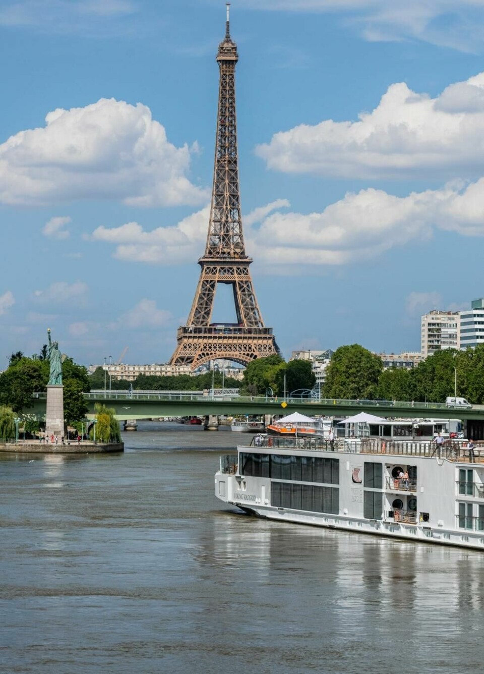 Viking cruises elvebåt på Seinen midt i Paris Viking cruises elvebåt på Seinen midt i Paris Foto: Viking Cruises