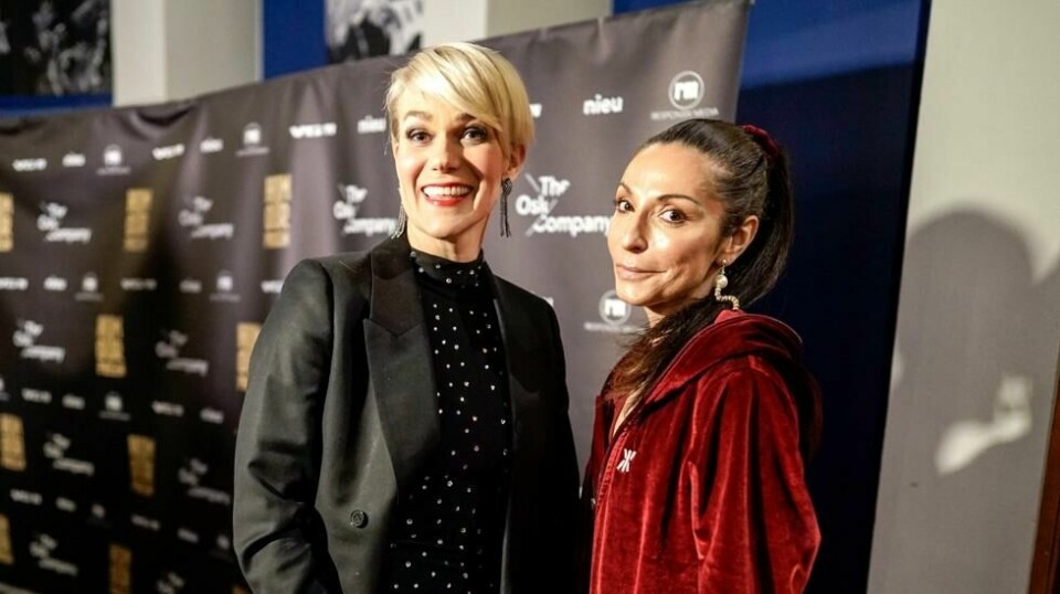 Lisa Tønne (til høyre) forteller om ADHD-diagnosen for første gang. Her sammen med Sigrid Bonde Tusvik på Humorprisen 2023. (Heiko Junge / NTB)