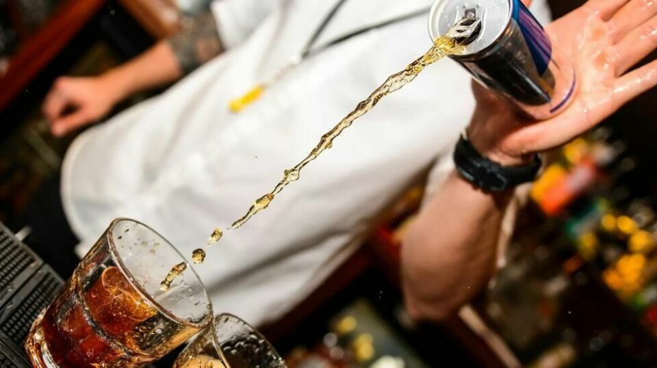 Det er populært å blande alkohol og energidrikk. Men er det lurt?