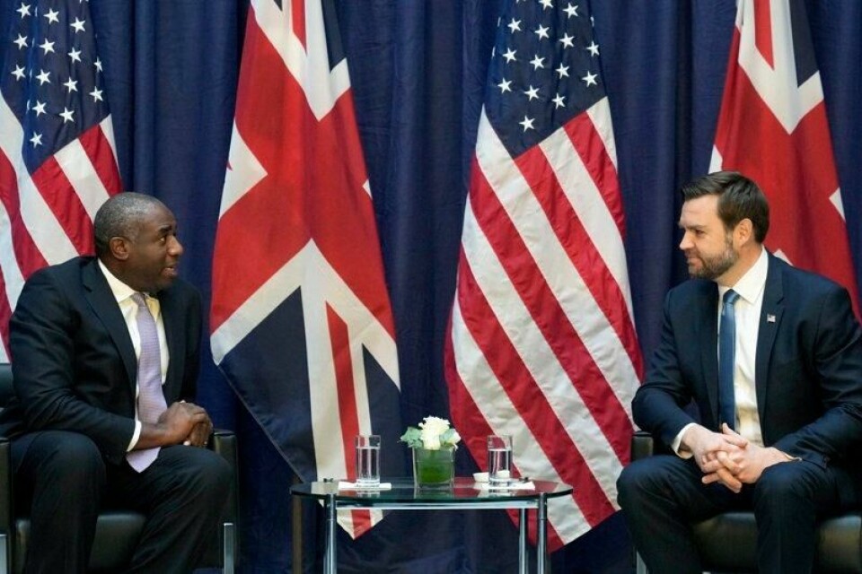 USAs visepresident J.D. Vance (til høyre) og Storbritannias utenriksminister David Lammy under et tosidig møte under sikkerhetskonferansen i München fredag.