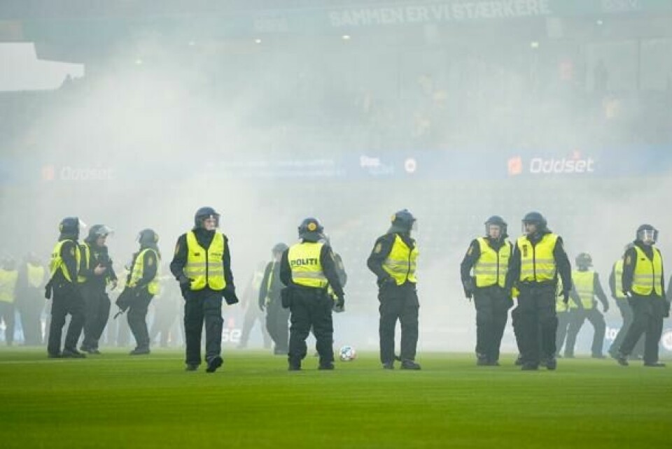 Supportere skal ha kastet stien på politiet. Her avbildet i oppgjøret mellom Brøndby og FC København.