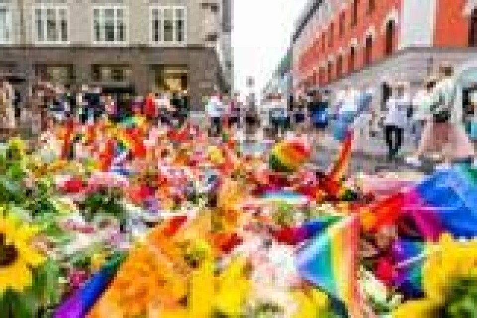 Blomsterhav ved åstedet der masseskytingen skjedde i Oslo natt til 25. juni 2022. Arkivfoto: Håkon Mosvold Larsen / NTB Blomsterhav ved åstedet der masseskytingen skjedde i Oslo natt til 25. juni 2022. Arkivfoto: Håkon Mosvold Larsen / NTB