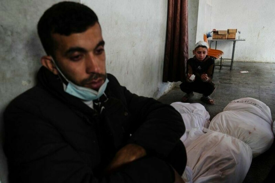 921 palestinere er drept siden Israel brøt våpenhvilen med Hamas og gjenopptok angrepene på Gazastripen 18. mars. Her sørger pårørende over drepte familiemedlemmer tidligere i uka.