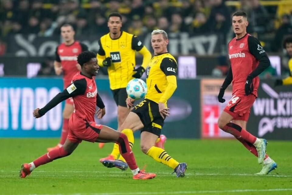 Julian Ryerson hadde en tøff kveld som midtstopper da Borussia Dortmund tapte 2-3 for Leverkusen. Her er han i duell med kampens første målscorer Nathan Tella, mens tomålsscorer Patrik Schick lurer like bak.