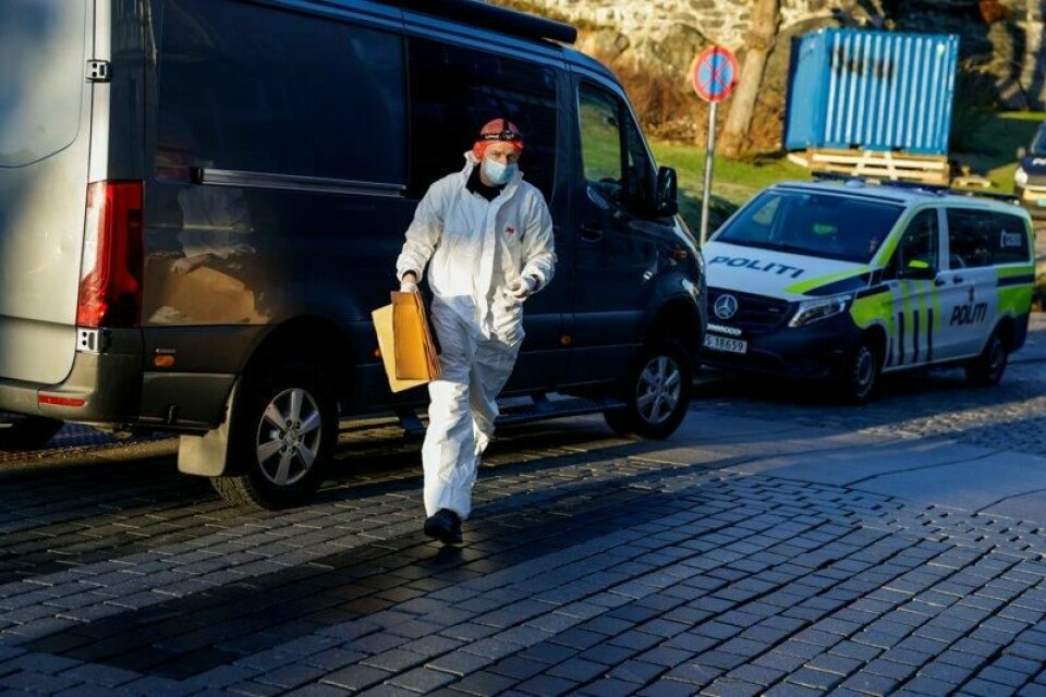 De to ble funnet døde i en leilighet på Nordnes i Bergen i januar. Politiet mener nå at kvinnen ble kvalt. Det skjedde flere dager før den unge mannen døde.