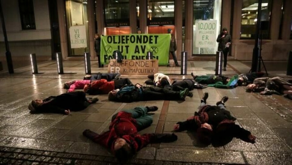 Under demonstrasjonens siste appell, gjennomførte aksjonistene en såkalt die-in, hvor de later som de dør for å illustrere alvoret ved klimaendringene og tap av økologisk mangfold. Under demonstrasjonens siste appell, gjennomførte aksjonistene en såkalt die-in, hvor de later som de dør for å illustrere alvoret ved klimaendringene og tap av økologisk mangfold. Foto: Elisabeth Bergskaug/ABC Nyheter