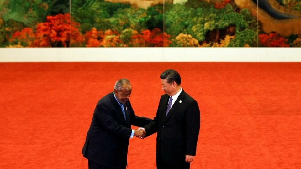 Kinas største oversjøiske flåte ligger i Djibouti. Her ønskes president Xi Jinping velkommen av Djiboutis president Ismail Omar Guelleh. Kinas største oversjøiske flåte ligger i Djibouti. Her ønskes president Xi Jinping velkommen av Djiboutis president Ismail Omar Guelleh. Foto: Andy Wong / Reuters/NTB