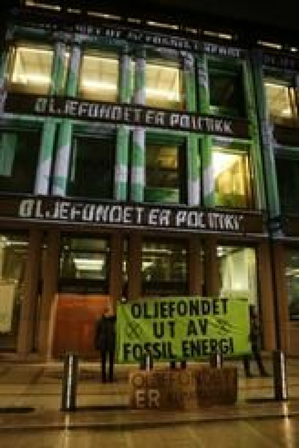 Extinction Rebellions demonstrasjon onsdag inkluderte en lysmontasje på bygningen til Norges Bank, som styrer Oljefondet på vegne av Finansdepartementet. Extinction Rebellions demonstrasjon onsdag inkluderte en lysmontasje på bygningen til Norges Bank, som styrer Oljefondet på vegne av Finansdepartementet. Foto: Elisabeth Bergskaug(ABC Nyheter
