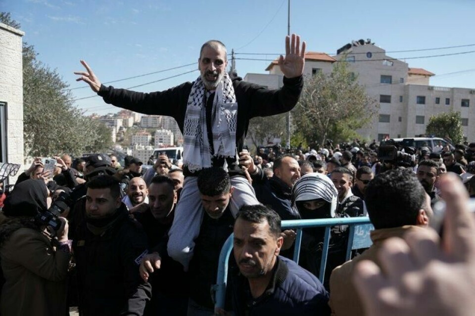 Palestinske fanger ble tatt imot av jublende folkemengder i Ramallah på Vestbredden lørdag formiddag.