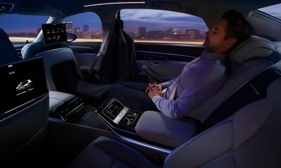Baksetepassasjerer kan justere setet, har fotstøtte med massasje og kan styre miljøet inne i bilen. Foto: Audi Baksetepassasjerer kan justere setet, har fotstøtte med massasje og kan styre miljøet inne i bilen. Foto: Audi
