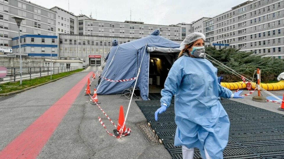 Sykehus nord i Italia er i en svært presset situasjon, med mange innlagte corona-pasienter. 1625 personer var bekreftet døde som følge av Covid-19 i Italia søndag.