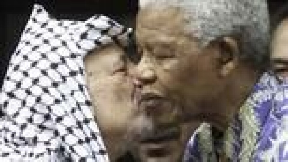 Kyss på kinnet og en real bamseklem ble utvekslet mellom Nelson Mandela og Yasser Arafat under et møte i Johannesburg i 2001. Sør-Afrika har fortsatt å være en konsekvent støttespiller for palestinere. Kyss på kinnet og en real bamseklem ble utvekslet mellom Nelson Mandela og Yasser Arafat under et møte i Johannesburg i 2001. Sør-Afrika har fortsatt å være en konsekvent støttespiller for palestinere. Foto: Denis Farrel / AP / NTB