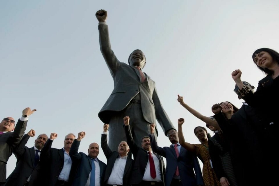 Palestinere poserer ved en statue av Nelson Mandela i Ramallah på åpningsdagen for saken som Sør-Afrika har ført inn for Den internasjonale domstolen i Haag. Palestinere poserer ved en statue av Nelson Mandela i Ramallah på åpningsdagen for saken som Sør-Afrika har ført inn for Den internasjonale domstolen i Haag. Foto: Nasser Nasser / AP / NTB