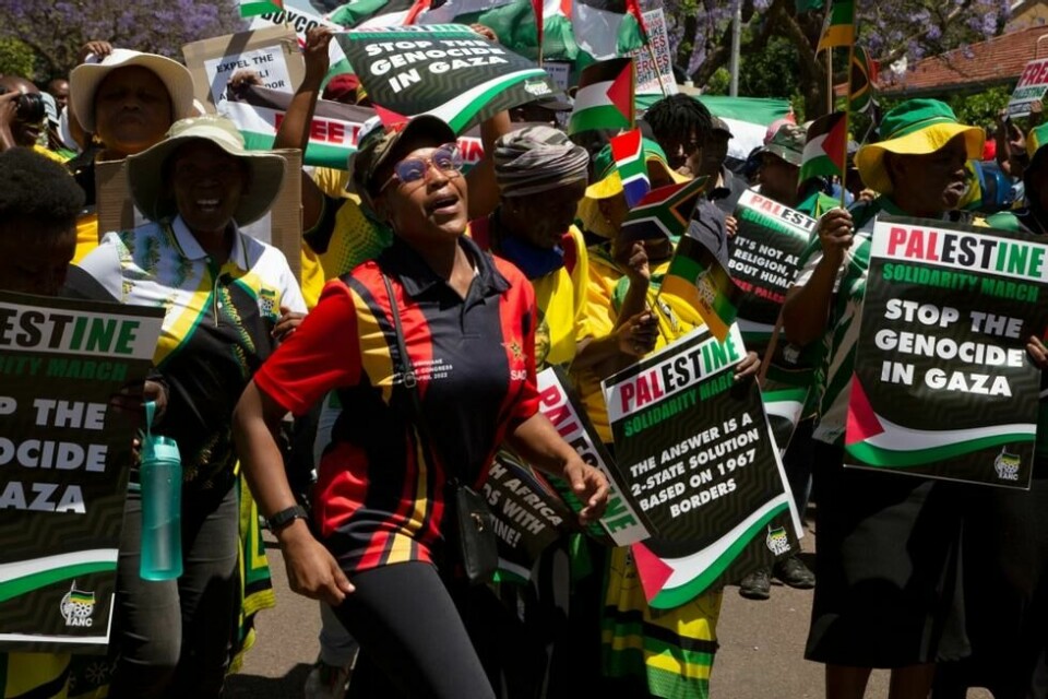 Propalestinske demonstranter utenfor Israels ambassade i Pretoria tre uker etter at krigen i Gaza brøt ut. Propalestinske demonstranter utenfor Israels ambassade i Pretoria tre uker etter at krigen i Gaza brøt ut. Foto: Denis Farrell / AP / NTB