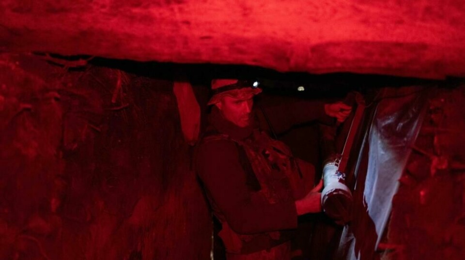 En ukrainsk soldat fra den mobile luftvernenheten til den 117. mekaniserte brigaden i en skyttergrav i Zaporizhzhia-regionen, 6. april 2024.