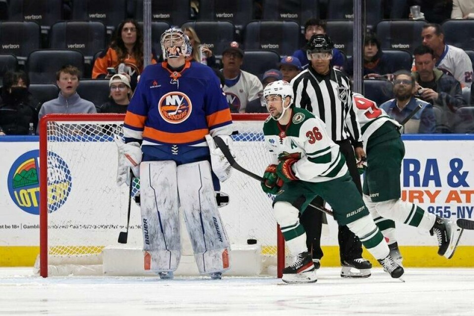 Mats Zuccarello ser nesten unnskyldende på New York-keeperen etter å ha satt inn 1-0-scoringen for Minnesota. Nordmannen scoret fra bak mål, via keeperens hjelm. New York vant kampen 3-1.