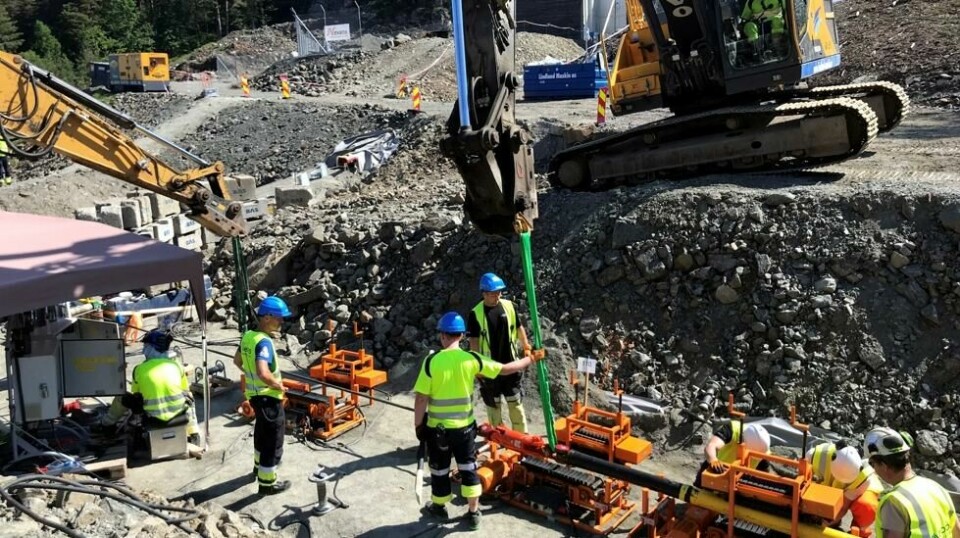 Arbeidere legger NordLink-kabelen, fra Vollesfjorden i Vest-Agder.