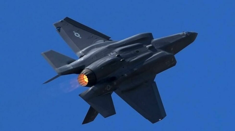 En amerikansk F-35 gjør luftakrobatikk under arrangementet Aero India 2025 i februar.