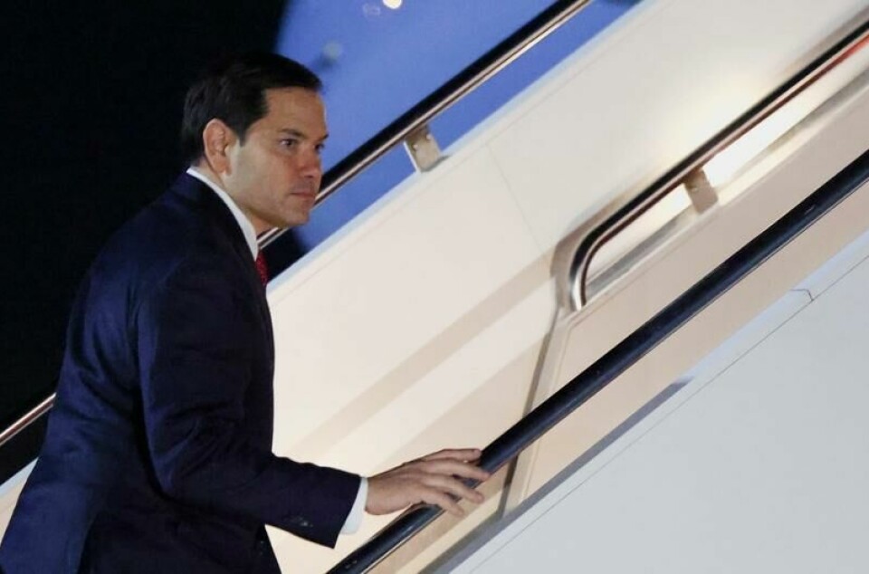 USAs utenriksminister Marco Rubio går om bord flyet for å dra fra Washington til München. Problemer med flyet gjorde at det måtte snu etter halvannen time, og Rubio må benytte et annet fly på turen til Tyskland og Midtøsten.