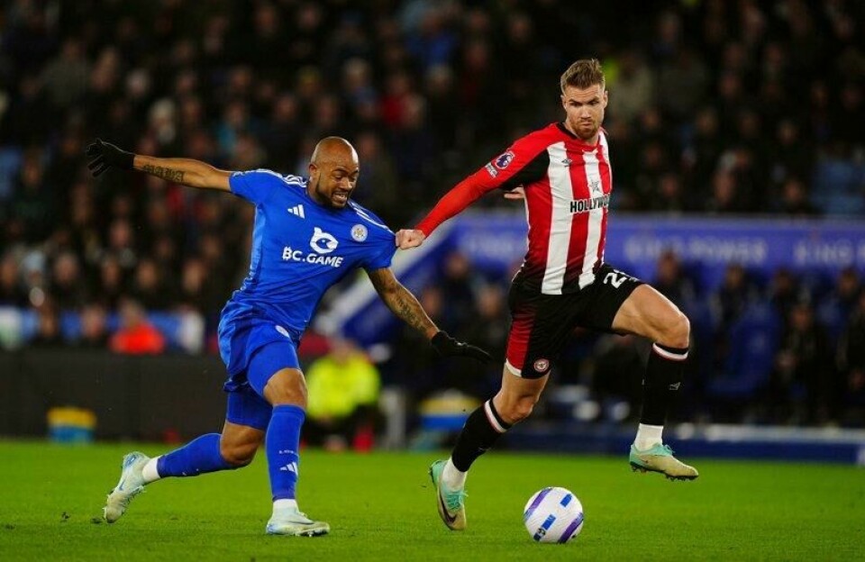 Kristoffer Ajer i duell med Leicester-spiller Jordan Ayew i Brentfords sterke borteseier fredag.
