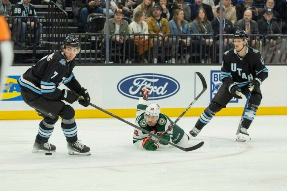 To Utah-spillere holder seg oppreist mens Mats Zuccarello (i midten) gikk i bakken i andre periode i en kamp der Utah dominerte scoringslisten og sørget for en overbevisende 6-1-seier på hjemmebane.