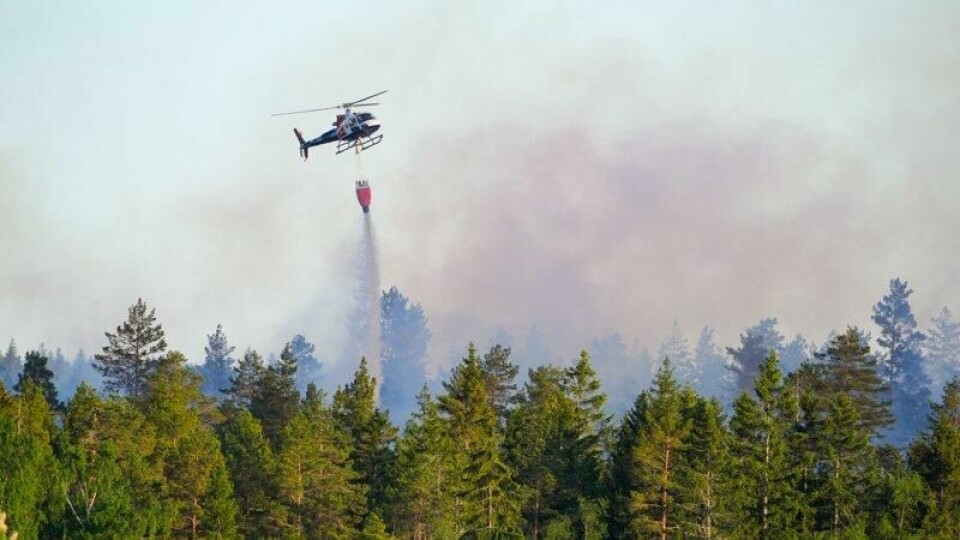 Et skogbrannhelikopter i arbeid i Hobøl i Indre Østfold i fjor.
