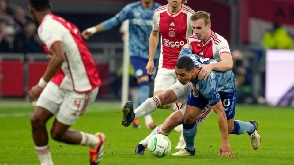 Sivert Mannsverk i aksjon for Ajax mot Aston Villa i conferenceligaen forrige sesong. Foto: Peter Dejong / AP / NTB