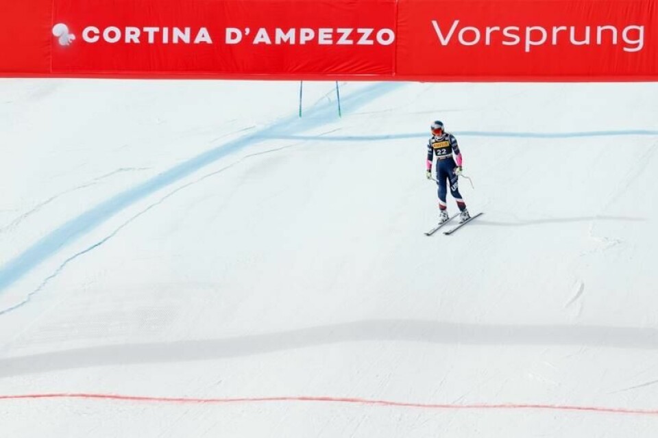 Lindsey Vonn krasjet og fikk ikke et tellende resultat i super-G-rennet i Cortina d'Ampezzo. Her er hun på vei ned mål etter uhellet.