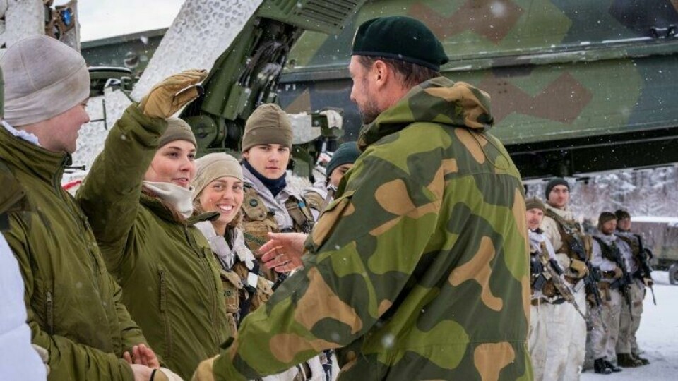 Prinsesse Ingrid Alexandra tjenestegjør på linje med andre soldater. Hun og kronprins Haakon skapte litt historie, da det var første gang de to ble sett offentlig i uniform sammen. Kronprinsen er general i Hæren og Luftforsvaret.
