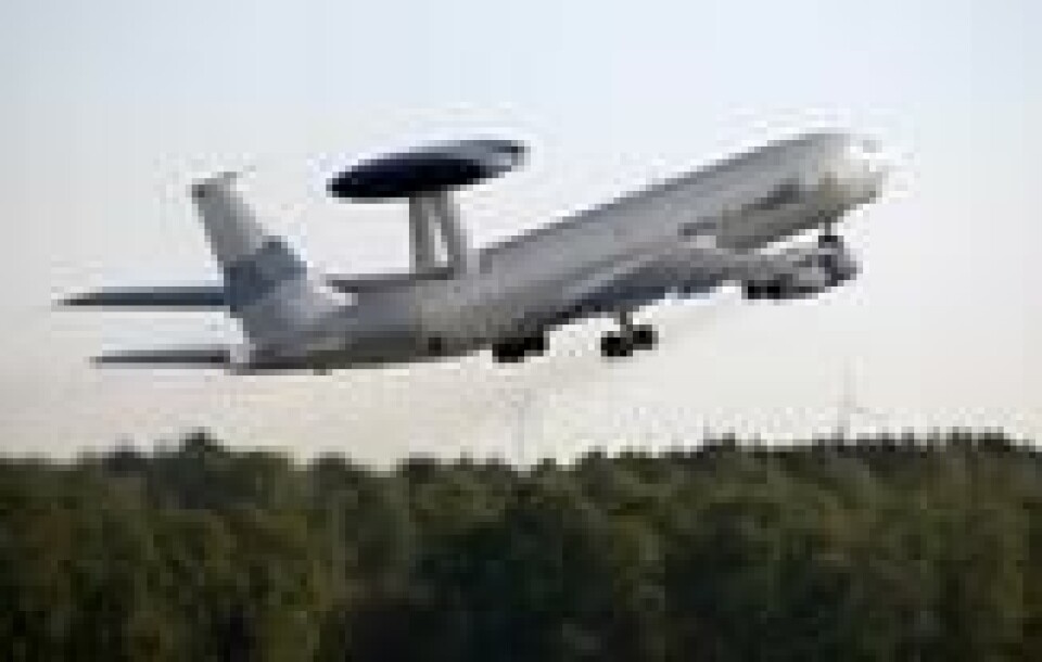 Et AWACS-fly tilhørende Nato tar av fra Nato-basen i Geilenkirchen ved en annen anlending. Et AWACS-fly tilhørende Nato tar av fra Nato-basen i Geilenkirchen ved en annen anlending. Foto: Francois Lenoir / Reuters / NTB