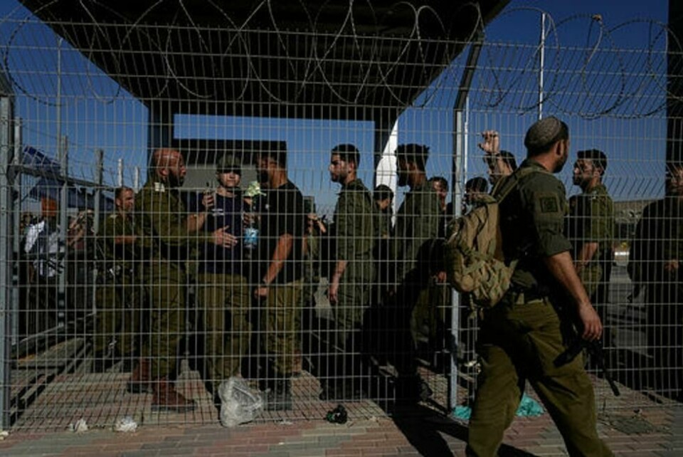 Israelske soldater samles ved porten til militærbasen Sde Teiman, der ni soldater er pågrepet og avhøres om mishandling av en palestinsk fange. Foto: Tsafrir Abayov / AP / NTB Israelske soldater samles ved porten til militærbasen Sde Teiman, der ni soldater er pågrepet og avhøres om mishandling av en palestinsk fange. Foto: Tsafrir Abayov / AP / NTB