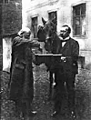 Den tyske psykologen Oskar Pfungst (høyre) fattet særlig interesse for den mattekyndige hesten. I 1907 startet han omfattende forskning på Hans.
