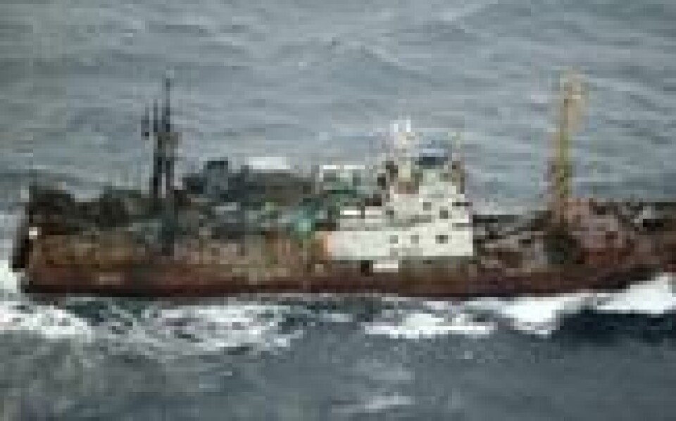 RUSSLAND OG NORGE: Flybilde av den russiske tråleren Elektron som i oktober 2005 rømte fra Kystvakten med to norske inspektører om bord. Kystvaktskipet 'Tromsø» følger skipet, som til slutt ble oppbrakt. RUSSLAND OG NORGE: Flybilde av den russiske tråleren Elektron som i oktober 2005 rømte fra Kystvakten med to norske inspektører om bord. Kystvaktskipet 'Tromsø» følger skipet, som til slutt ble oppbrakt. Foto: NTB scanpix