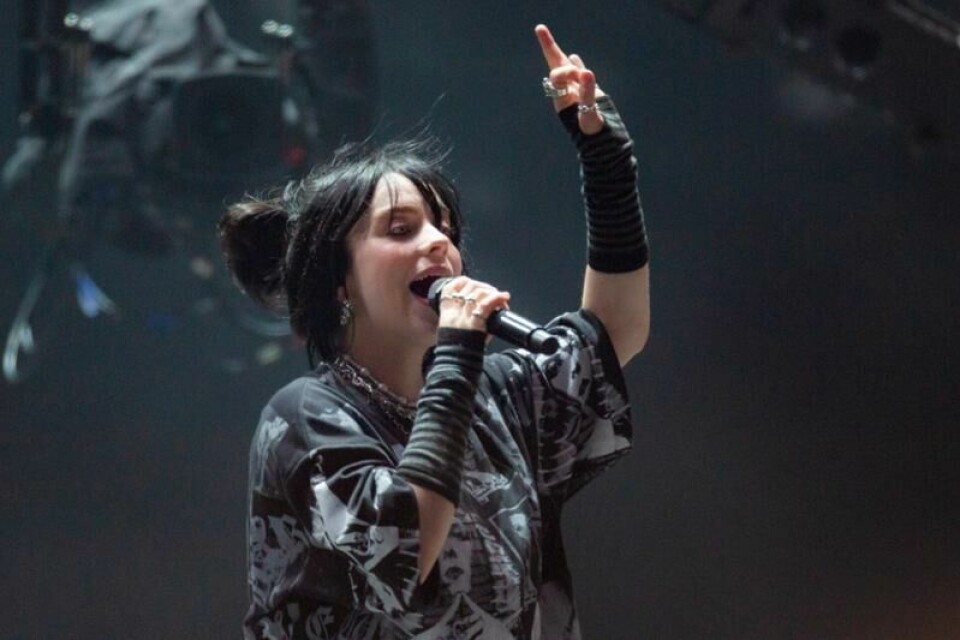 Billie Eilish er vant til å få ting kastet mot seg på scenen – men liker det ikke. I helgen skjedde det på ny.