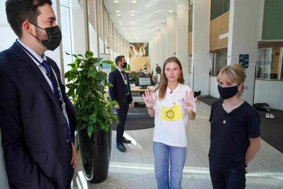 Aktivister fra Extinction Rebellion satte seg ned i resepsjonsområdet i Olje- og energidepartementet mandag 23. august 2021.