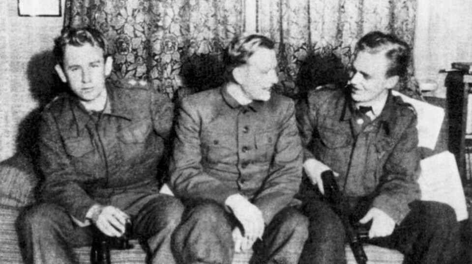 Max Manus, Halvor Haddeland og Gregers Gram (til høyre) fotografert i Mosseveien før den planlagte sabotasjen på tyske troppetransportskipi januar 1943. Bildet er digitalisert av Dagbladet og hentet fra Bernt Rougthvedts biografi om Gregers Gram, «Dødsspillet», fra 2012. Fotograf er formodentlig Einar Riis Johansen, som døde i 2006.