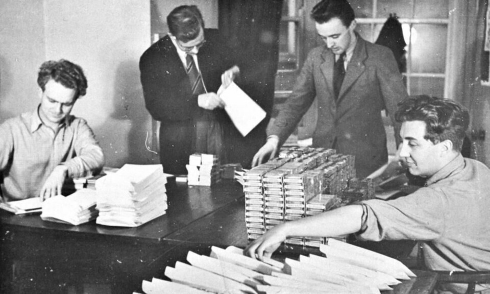 Norske motstandsfolk ved de britiske etterretningstjenestenes kodeknekker-senter på Bletchley Park: Fra venstre Gregers Gram, Per Ratvik, Ragnar Ulstein og Arne Gjestland med propagandamateriale som skal til Norge. Foto: Fra «Ragnar Ulstein i krig og fred» (Samlaget)/Norges Hjemmefrontmuseum Norske motstandsfolk ved de britiske etterretningstjenestenes kodeknekker-senter på Bletchley Park: Fra venstre Gregers Gram, Per Ratvik, Ragnar Ulstein og Arne Gjestland med propagandamateriale som skal til Norge. Foto: Fra «Ragnar Ulstein i krig og fred» (Samlaget)/Norges Hjemmefrontmuseum