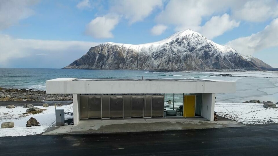 Brunstranda i Flakstad, Nasjonal turistveg E10 i Lofoten. Det åpnes nytt anlegg med bl.a. toalett og varmestue og mer trafikksikker parkeringsløsning. Arkitekt Studio Vatn/Jørgen Tandberg Arkitektur.