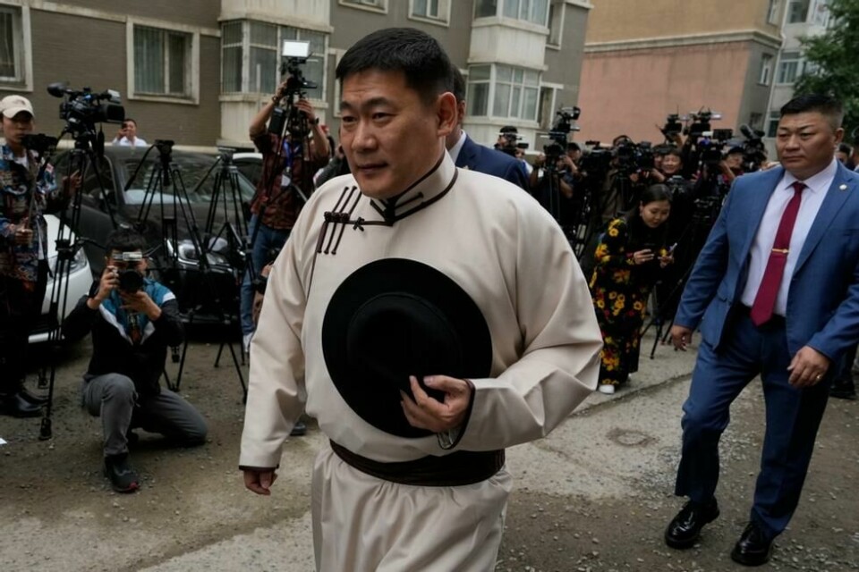 Mongolias statsminister Oyun-Erdene Luvsannamsrai ba fredag om blanke ark i samarbeidet mellom regjeringen og innbyggerne. Mongolias statsminister Oyun-Erdene Luvsannamsrai ba fredag om blanke ark i samarbeidet mellom regjeringen og innbyggerne. Foto: Ng Han Guan / AP