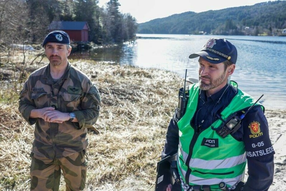 Leder Christian Couillaut ved Forsvarets minedykkerkommando på Haakonsvern (t.v.) og politiets innsatsleder Atle Birkeland (t.h.). Politi og redningspersonell gjør søk ved Vinddalsvatnet utenfor Bergen, etter at et småfly gikk ned tirsdag ettermiddag.