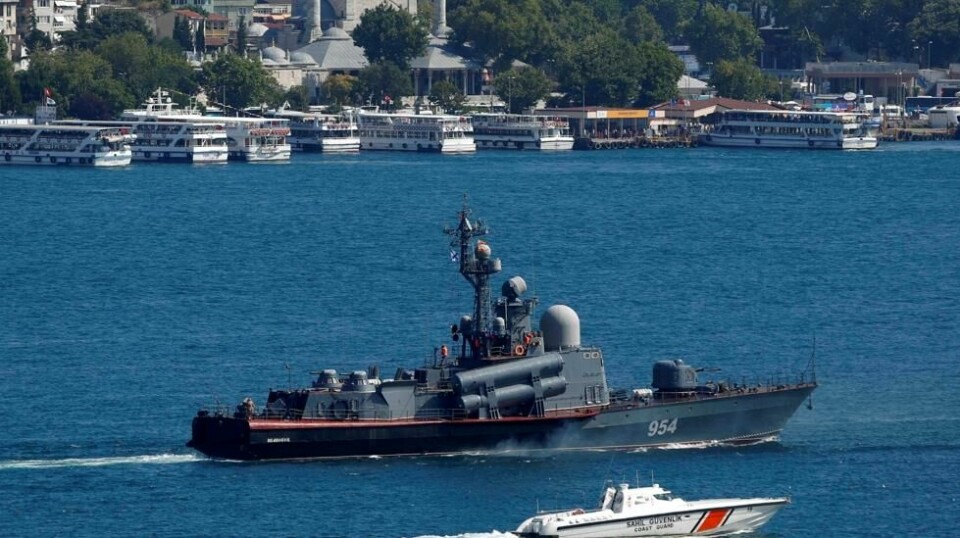 Den russiske marinens Tarantul-klasse korvett «Ivanovets» blir eskortert av en tyrkisk marinekystvaktbåt ved Bosporosstredet, på vei til Middelhavet, i Istanbul, Tyrkia, 13. juli 2016. Nå er båten senket.