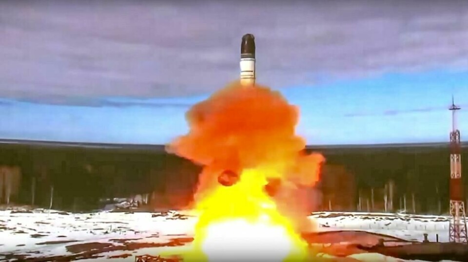 Dette bildet er fra et videoopptak frigitt av det russiske forsvarsdepartementet 20. april 2022, og viser oppskytingen av det interkontinentale ballistiske missilet «Sarmat» på prøvefeltet i Plesetsk i Russland. Nå sier de at missilene skal utplasseres innen høsten.