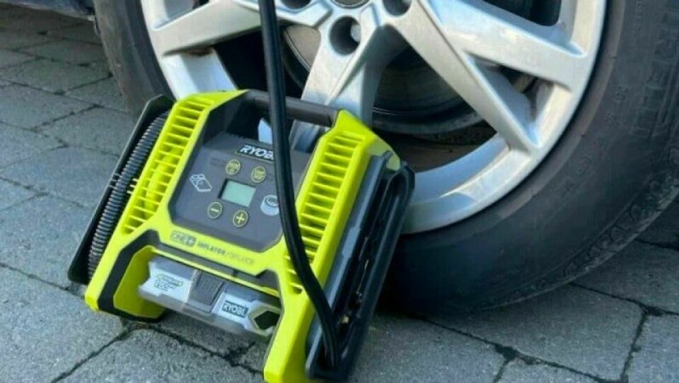 Med en liten batteridrevet kompressor som denne, kan du enkelt fylle luft i dekkene hjemme på gårdsplassen. Med en liten batteridrevet kompressor som denne, kan du enkelt fylle luft i dekkene hjemme på gårdsplassen.
